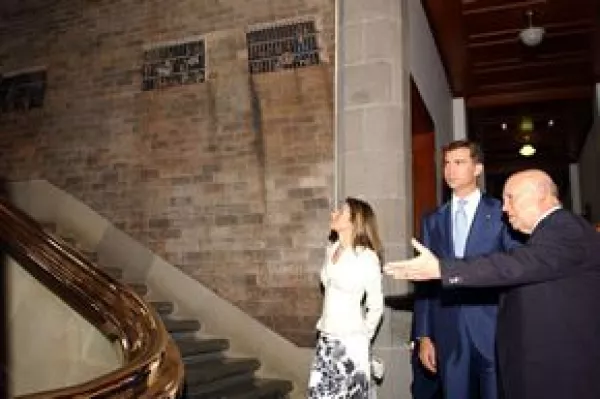 Aquí durante su recorrido por la sede del alto tribunal, acompañados por el presidente de la Suprema Corte de Justicia.