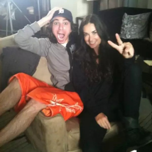 Demi Moore muy divertida con un amigo.