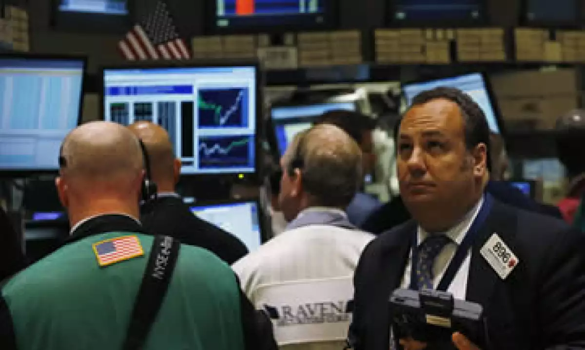 El Nasdaq subió casi 1% impulsado por un repunte en las acciones de Apple y de otras tecnológicas. (Foto: Reuters)