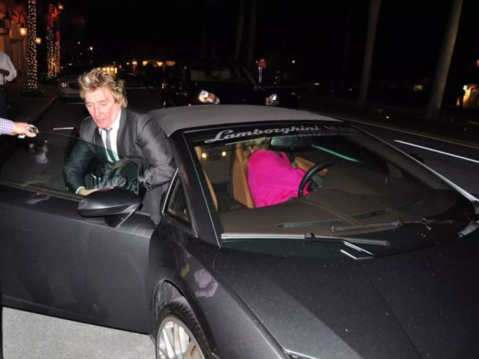 El cantante Rod Stewart tiene un Lamborghini.