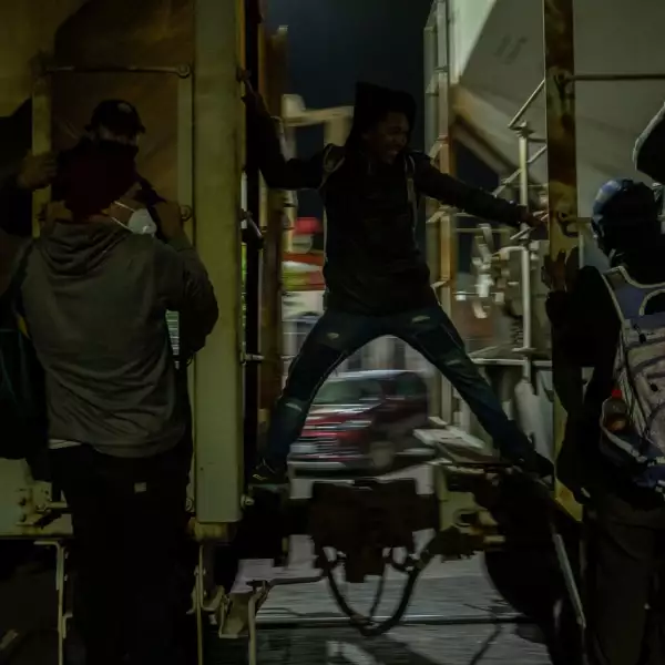 Migrantes hondureños suben a La Bestia en Coatzacoalcos, Veracruz.