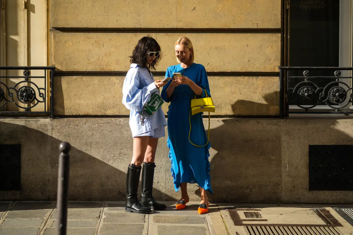 Street Style - Paris Fashion Week - Haute Couture Fall/Winter 2021/2022 : Day Two