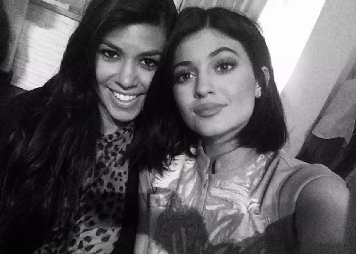 Kourtney Kardashian y Kylie Jenner, la mayor y menor del clan.