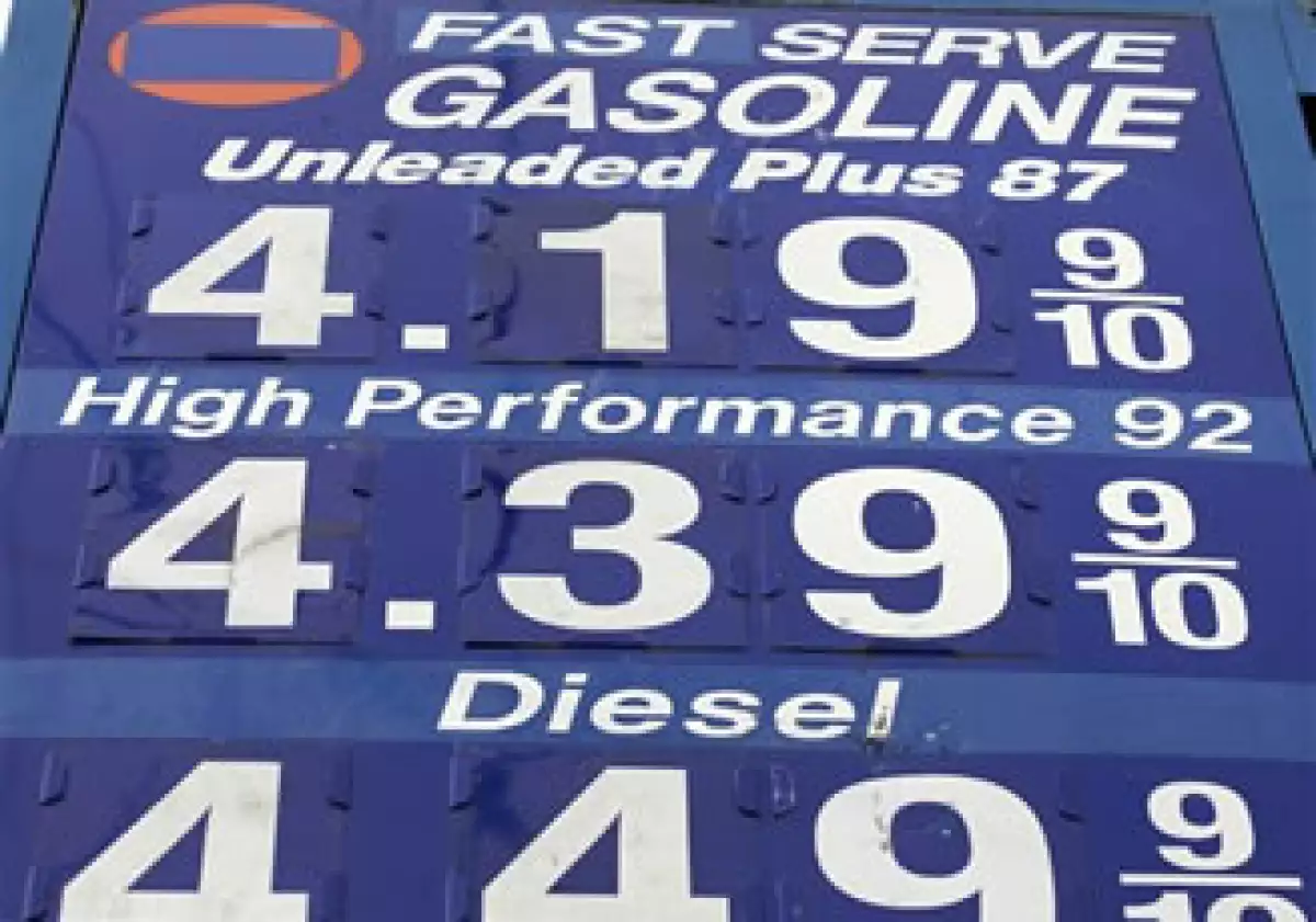 En EU los precios de la gasolina alcanzaron casi cuatro dólares el galón. (Foto: AP)