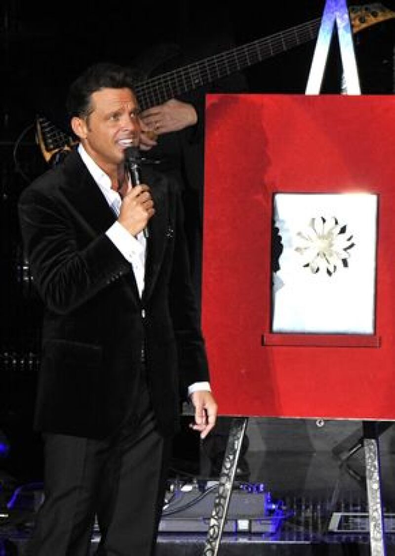 El cantante recibió este miércoles la primera Dalia de Plata por lograr 180 conciertos en el Auditorio Nacional de la ciudad de México. en el Auditorio Nacional de la ciudad de México.