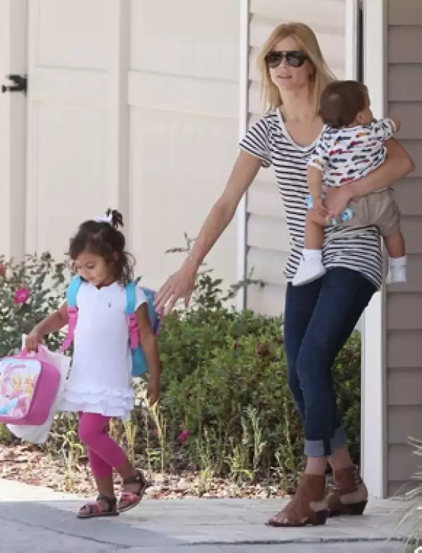 Elin Nordegren con sus hijos Sam y Charlie, depués de haber firmado el divorcio con Tiger.