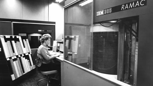 IBM creó el centro de almacenaje RAMAC (Random Access Method of Accounting and Control), que contenía el primer disco duro del mundo. Tenía una capacidad de 10 megabits y pesaba más de 10 toneladas.