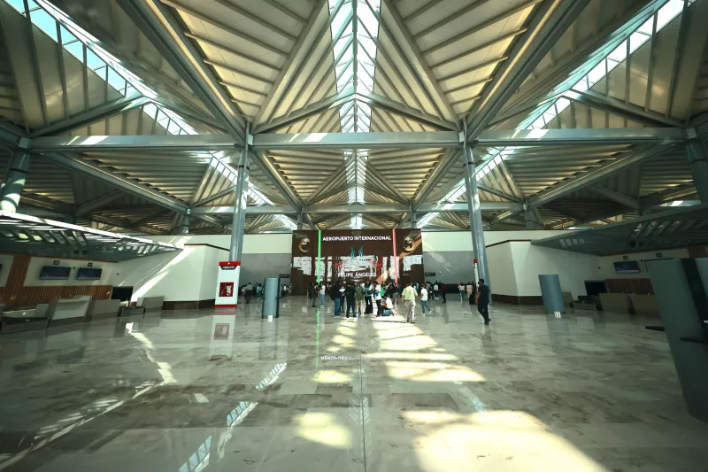 El AIFA quiere competir en el segmento de pasajeros, para lograrlo debe solucionar un problema: el transporte