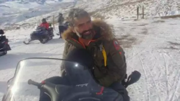 El cantante compartió con sus seguidores de Twitter una de las fotografías que le tomaron durante sus vacaciones en Aspen, en ella se le ve muy sonriente sobre un snowmobil.