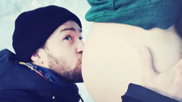 “Este año tengo el mejor regalo”, publicó el cantante junto a una foto en la que aparece besando el vientre de su esposa.