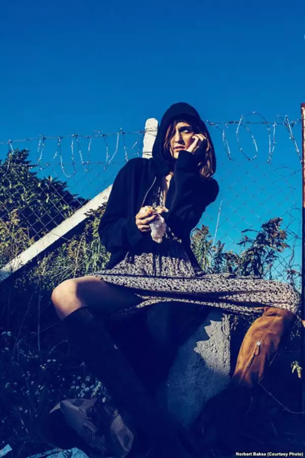 Las actitudes sensuales de las modelos en situaciones devastadoras para los refugiados molestó a muchos.
