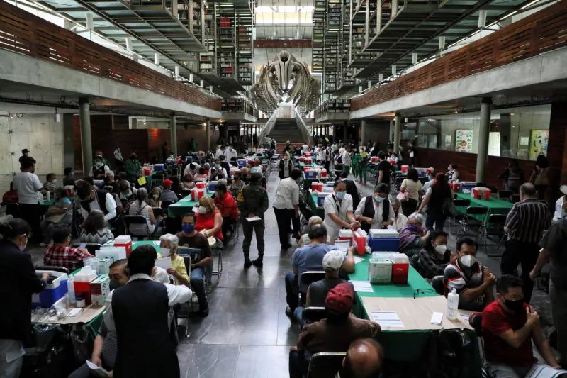 Vacunación en la Biblioteca Vasconcelos.