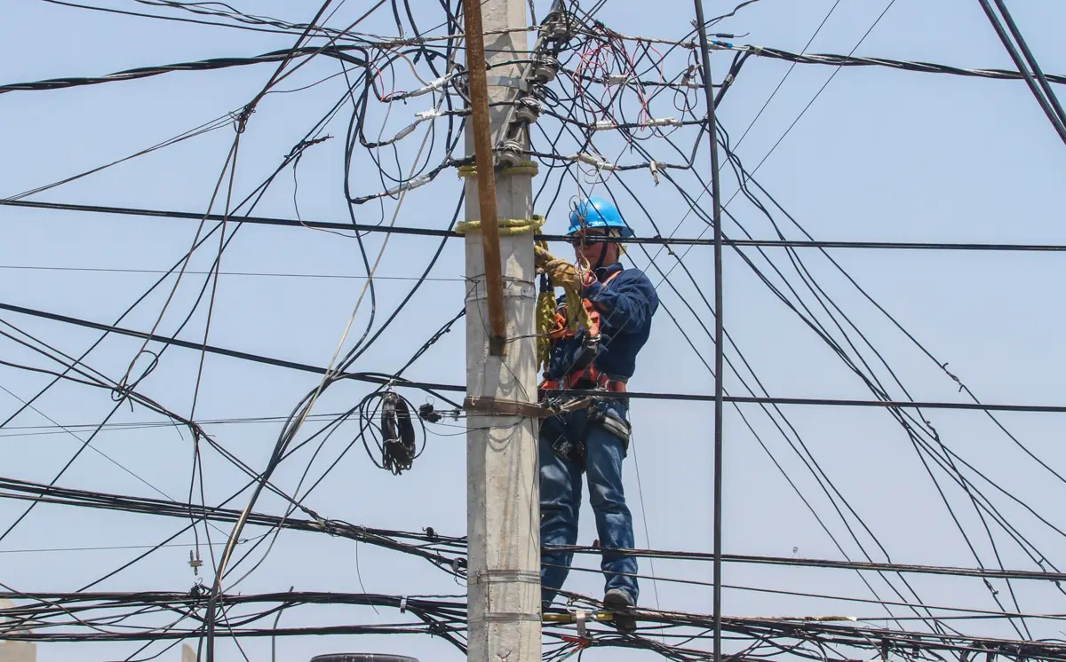 CIUDAD DE MÉXICO, 09ENERO2018.- Vista de un poste de luz lleno de cables de telecomunicaciones.
FOTO: DIEGO SIMÓN SÁNCHEZ / CUARTOSCURO.COM