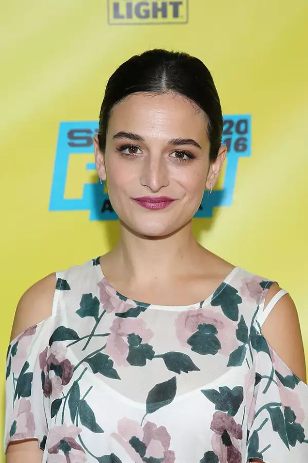 Jenny Slate protagoniza junto a Chris Evans la película Gifted.