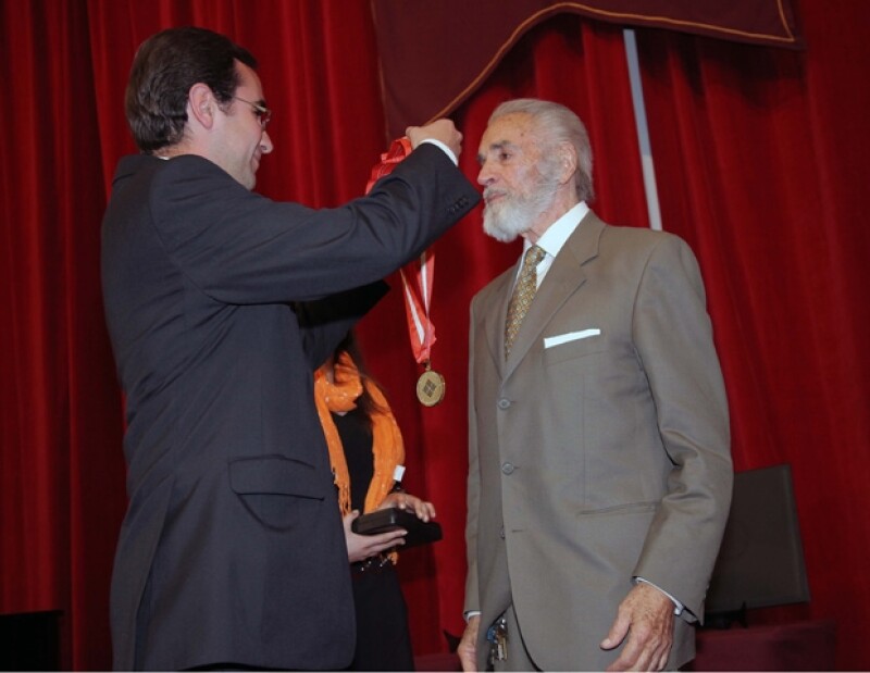 El primer actor recibió de manos del vicerrector de la Universidad Anahuac, José Antonio Dávila, la medalla de Arte y Cultura por su amplia trayectoria.
