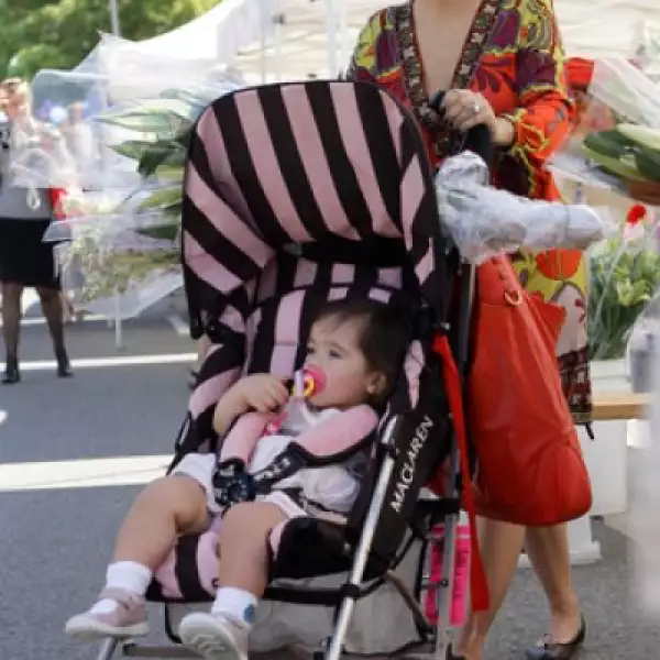 Hace unos días, a Salma se le vio muy contenta en un parque de diversiones con su hija, Valentina Paloma.