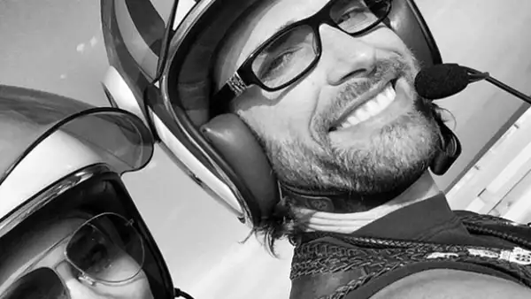La pareja de actores emprendió un viaje de 10 mil kilómetros en moto que reforzó su amor y a través de Facebook dieron cuenta de su romántica aventura.
