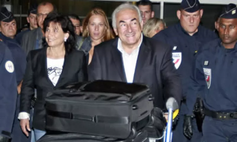 Dominique Strauss-Kahn y su esposa Anne Sinclair llegaron a París procedentes del aeropuerto JFK de la ciudad de Nueva York. (Foto: AP)