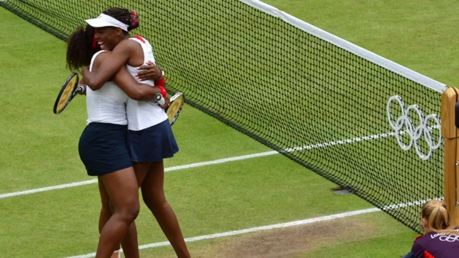 Venus y Serena Williams vencen en dobles