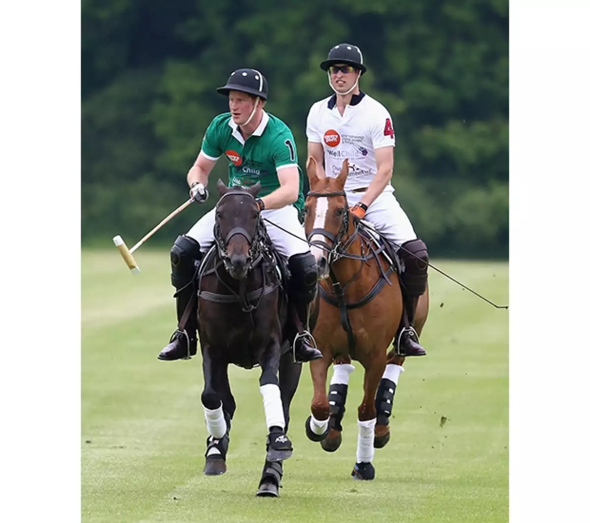La duquesa de Cambridge y el primogénito de Guillermo de Inglaterra fueron captados en una tranquila mañana de domingo durante un partido de polo en Cirencester, Inglaterra.