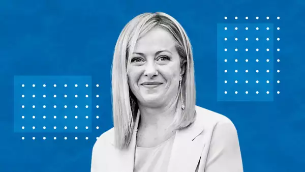 La líder del partido Hermanos de Italia, Giorgia Meloni, sostiene un cartel con la frase "Gracias, Italia". 