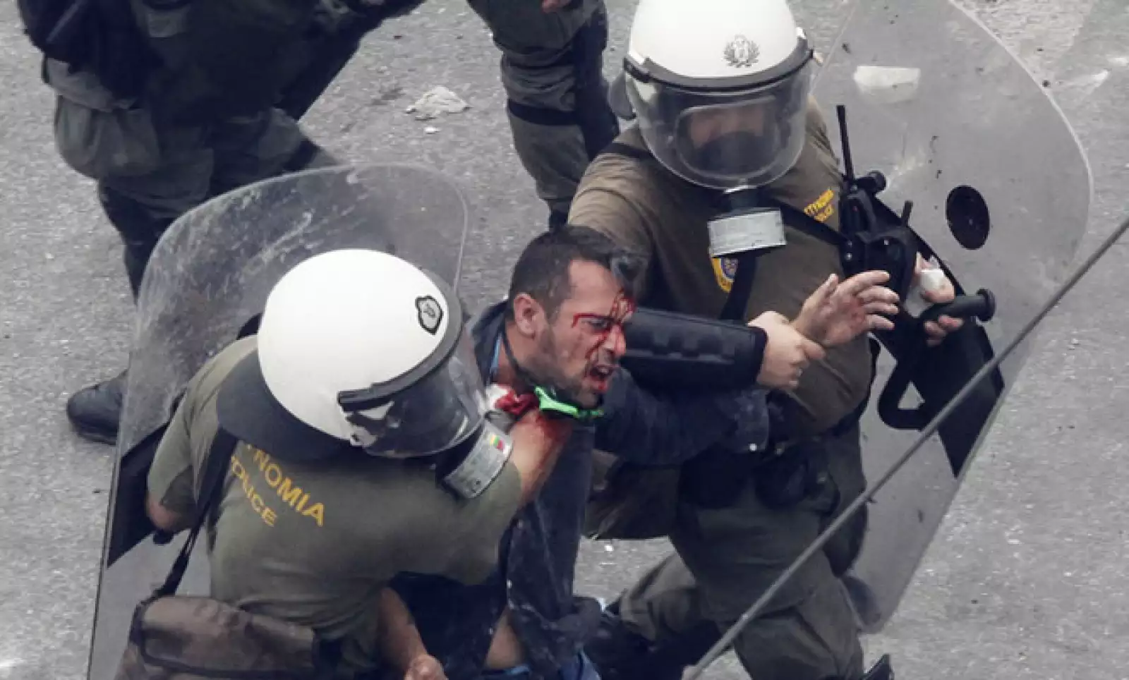 El Parlamento griego aprobó este miércoles, entre protestas, un plan de austeridad para recibir una nueva ronda de préstamos que le permitirá al Gobierno evitar un cese de pagos.