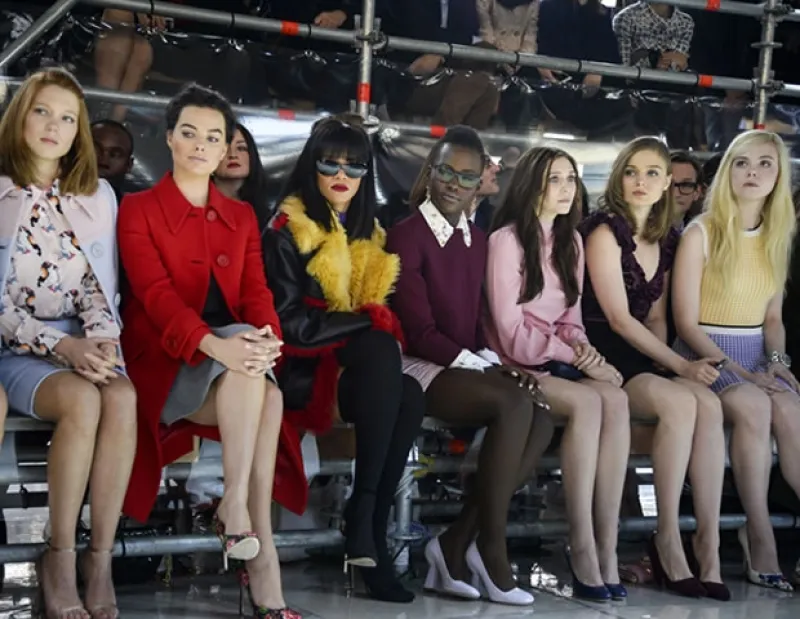 El mejor front row de la semana de la moda en París o la versión hollywoodense de: `You can’t sit with us´ lo conformaron la ganadora del Oscar, la cantante y más celebridades top.