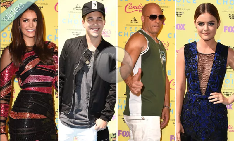 Estrellas como Nina Dobrev, Ellen Degeneres, Vin Diesel, Gina Rodriguez, Austin Mahone y las Pretty Little Liars desfilaron por la alfombra llena de color y tablas de surf.