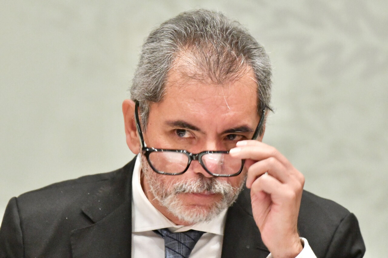 Amador Zamora defiende reducción "histórica" de la pobreza ante críticas de Guillermo Ortiz Martínez