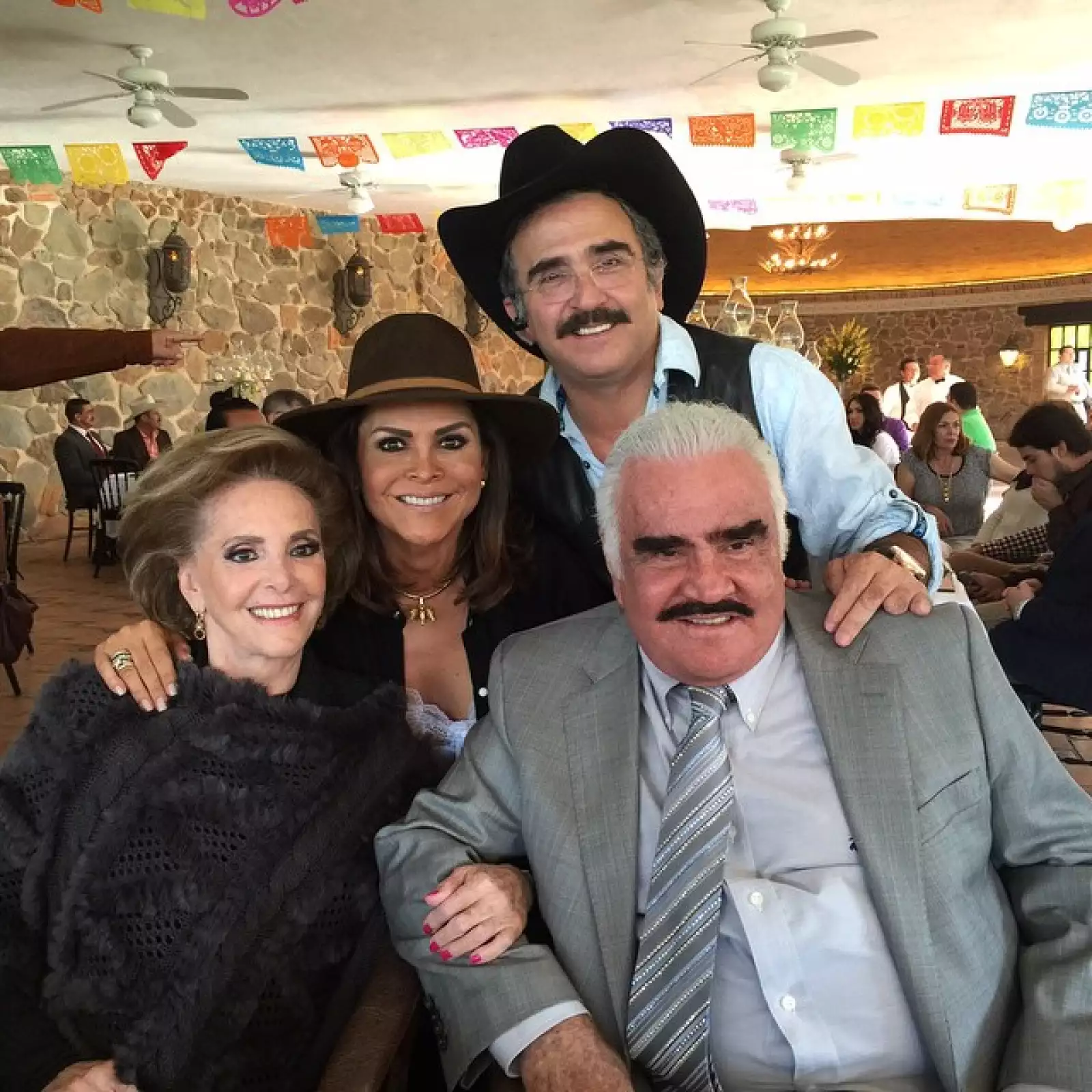 Chente y Cuquita junto con su hijo Vicente Jr. y su esposa, la periodista Mara Patricia Castañeda.