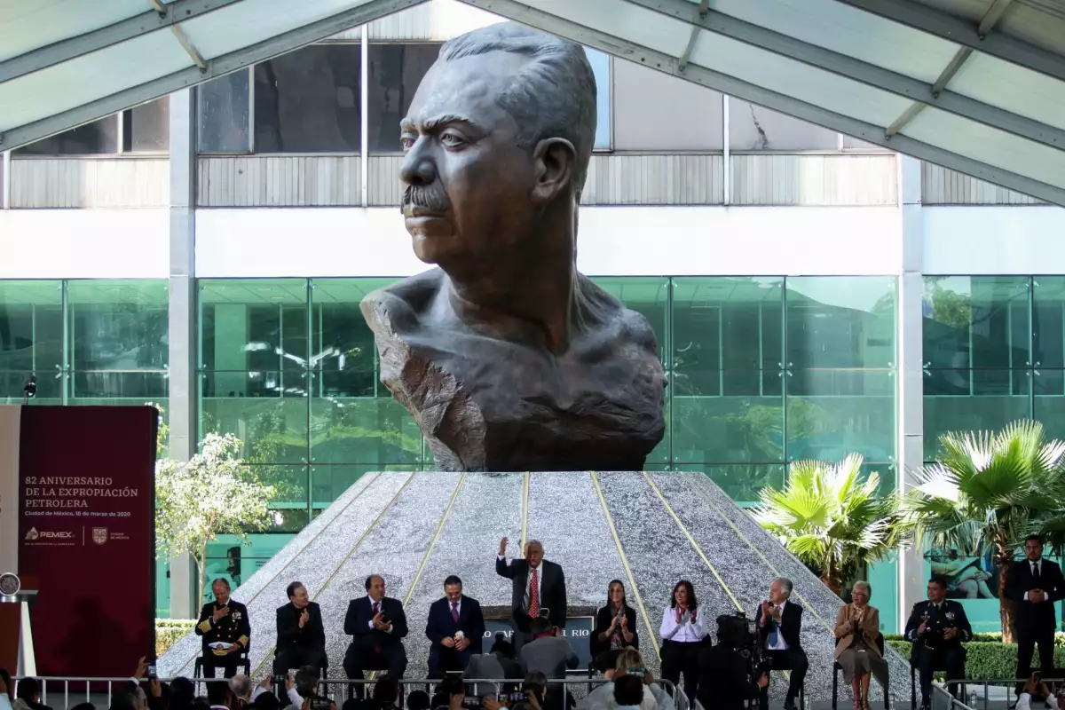Ceremonia de conmemoración del 82 aniversario de la Expropiación Petrolera.