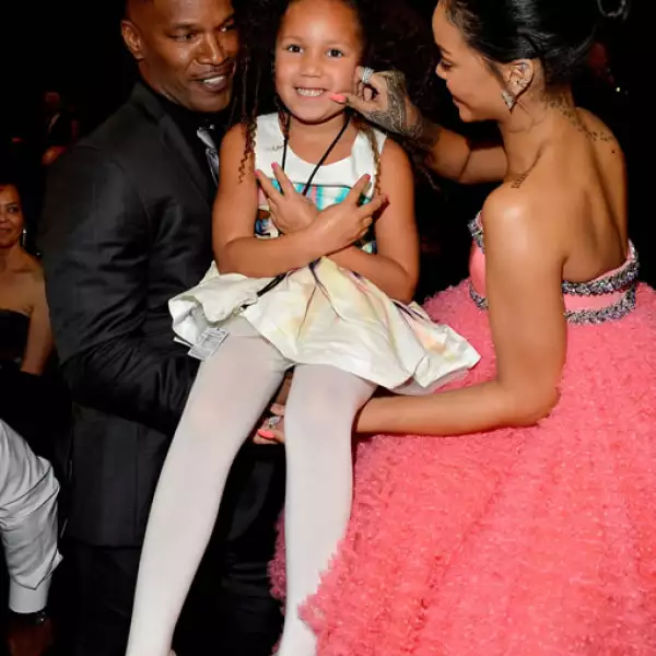 El actor lució sonriente mientras Rihanna le daba un tierno pellizco en las mejillas a la pequeña.