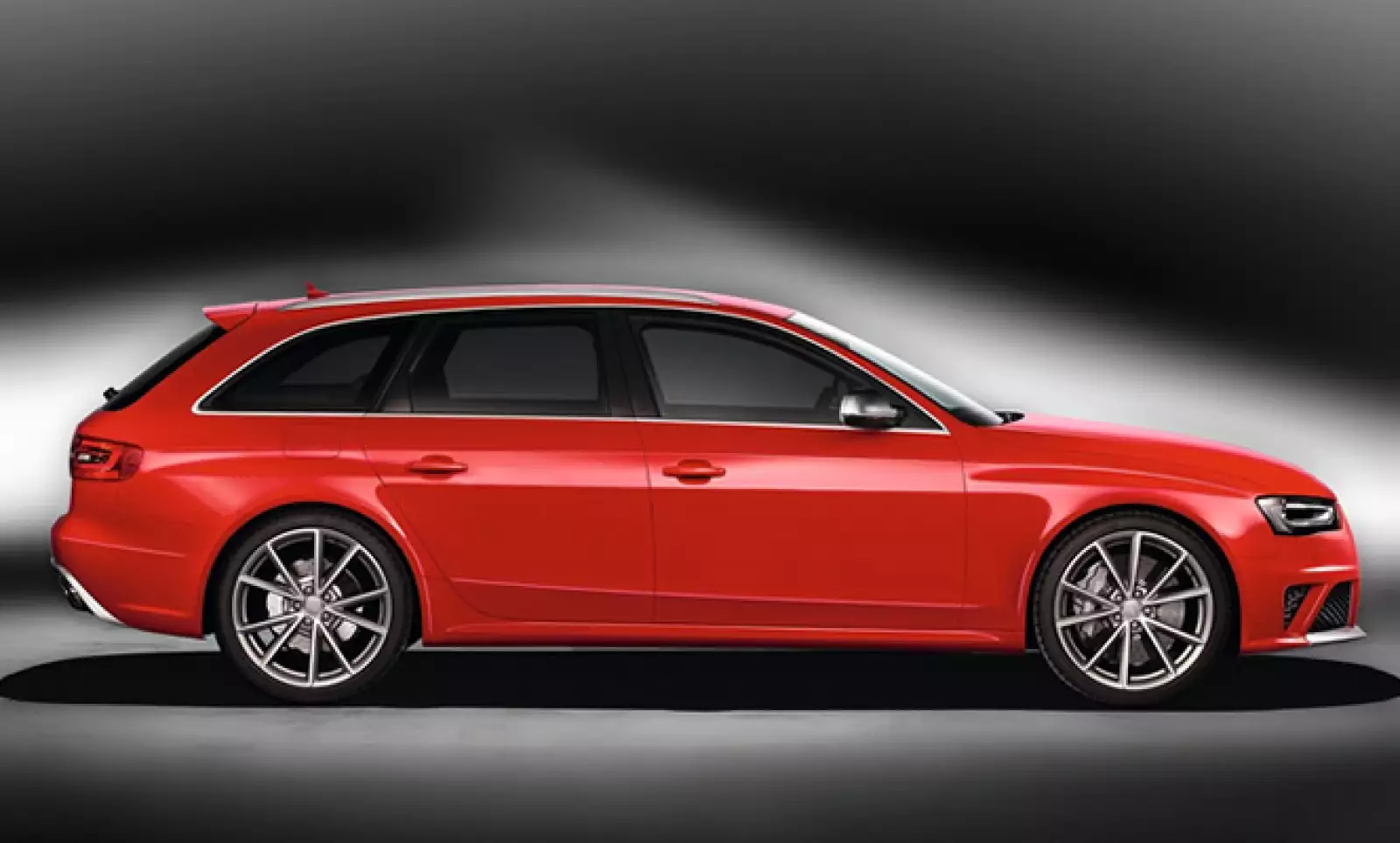 El tiempo de aceleración de esta pequeña camioneta es impresionante; sólo le toma 4.7 segundos para llegar a los 100 kilómetros por hora, mientras puede seguir acelerando hasta llegar a los 250 km/h.