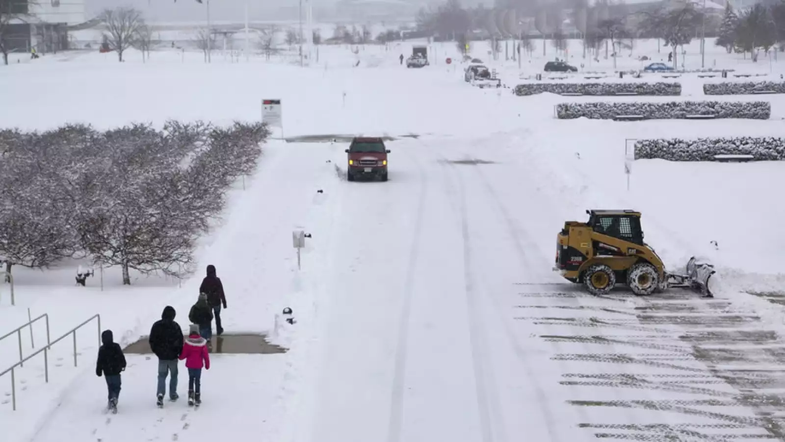 paisaje nevado afuera de un museo de arte de milwaikee