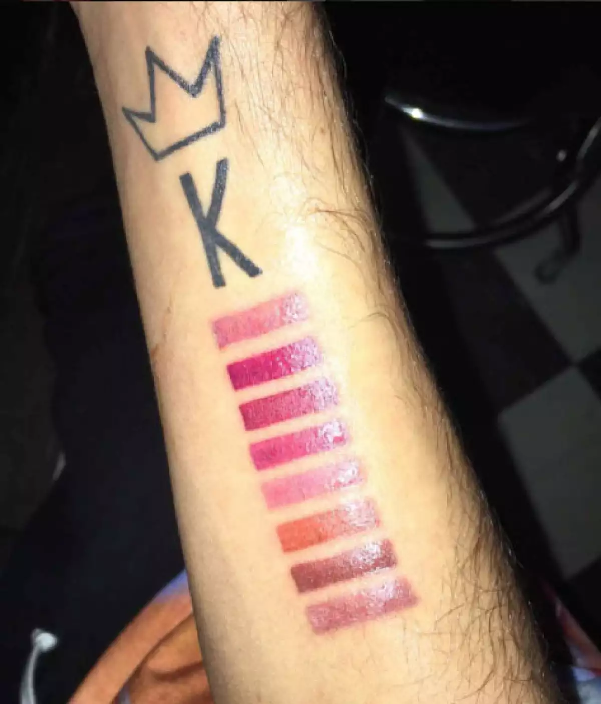 El tatuaje cuenta con los ocho tonos de los lipsticks de Kylie.