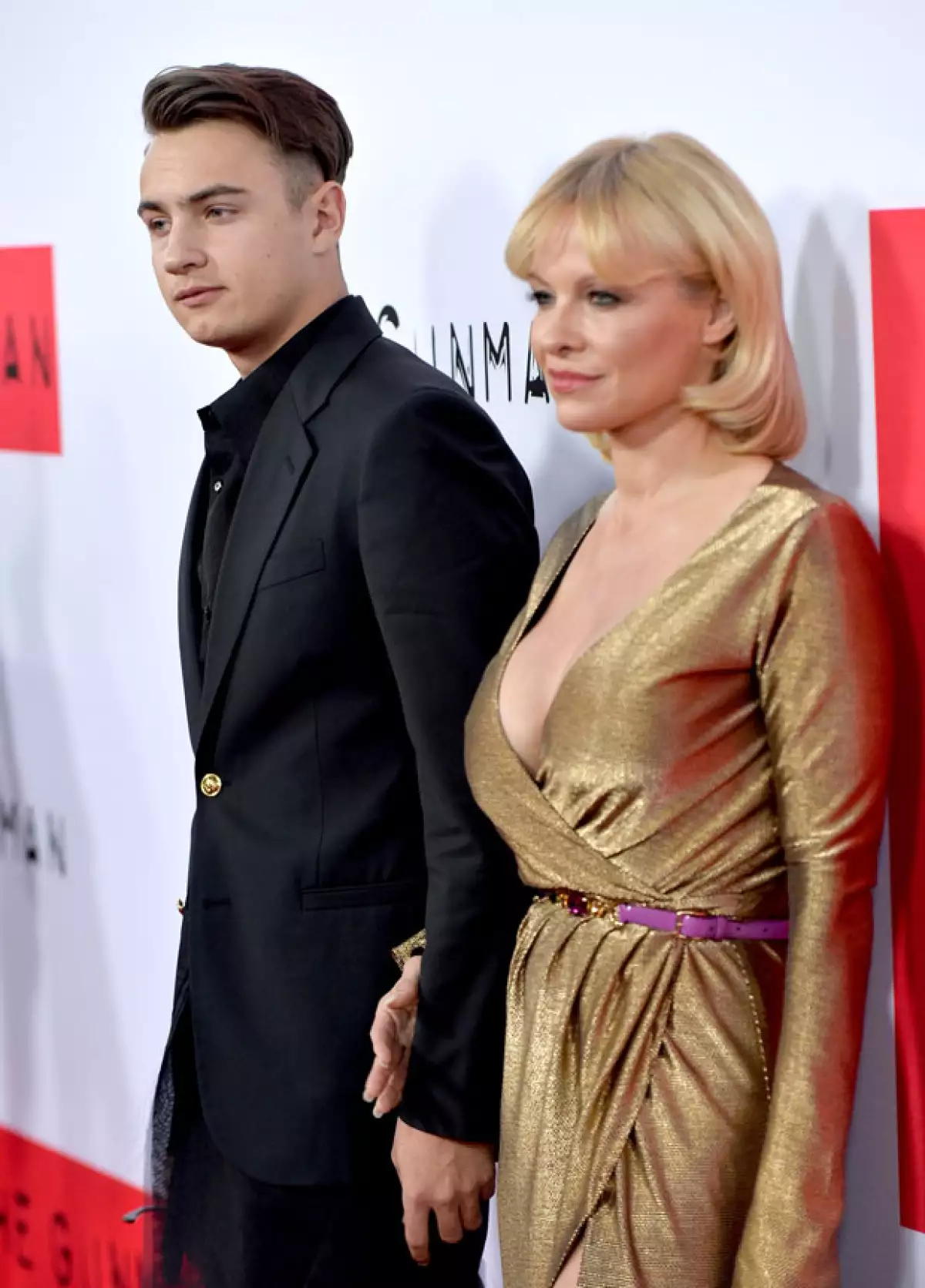 ¡Cómo ha crecido el primer hijo de la famosa actriz! Así se ve Brandon Lee Thomas, a sus 18 años, en una de sus primeras apariciones públicas junto a su madre.