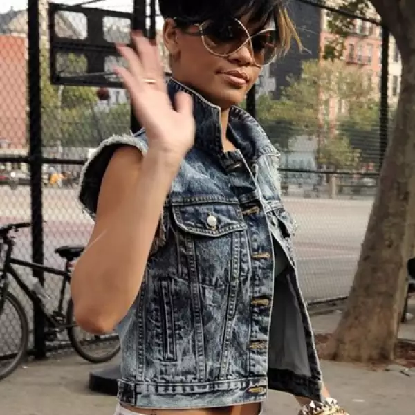 Al salir a caminar por Greenwich Village, Rihanna se viste para la ocasión, con mezclilla, lentes retro y muchos bangles de diferentes metales.