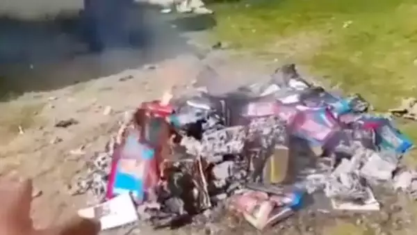 Queman libros de texto de la SEP en Chiapas