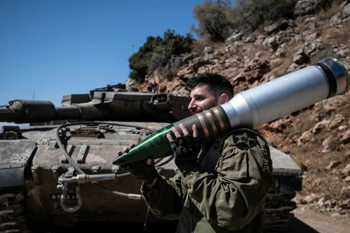 Un soldado israelí lleva un proyectil, en medio de las hostilidades transfronterizas entre Hezbolá e Israel, en el norte de Israel, el 7 de octubre de 2024.