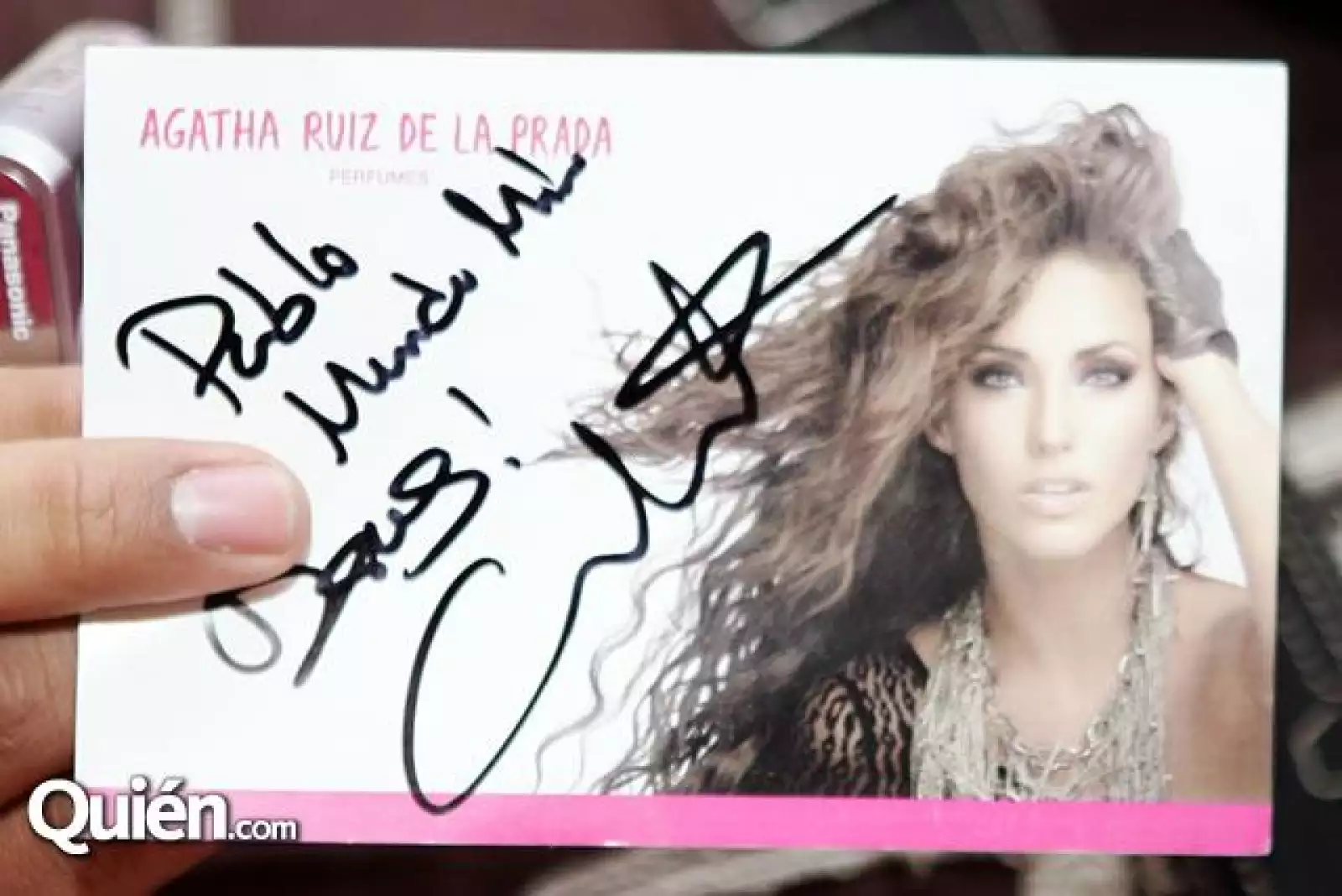 Anahí durante la firma de autógrafos