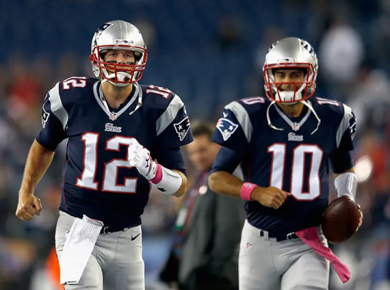Tal parece que el nuevo quarterback de los Patriots no sólo quiere quedarse con la posición del esposo de Gisele Bündchen, sino también con el título del más hot de la NFL.