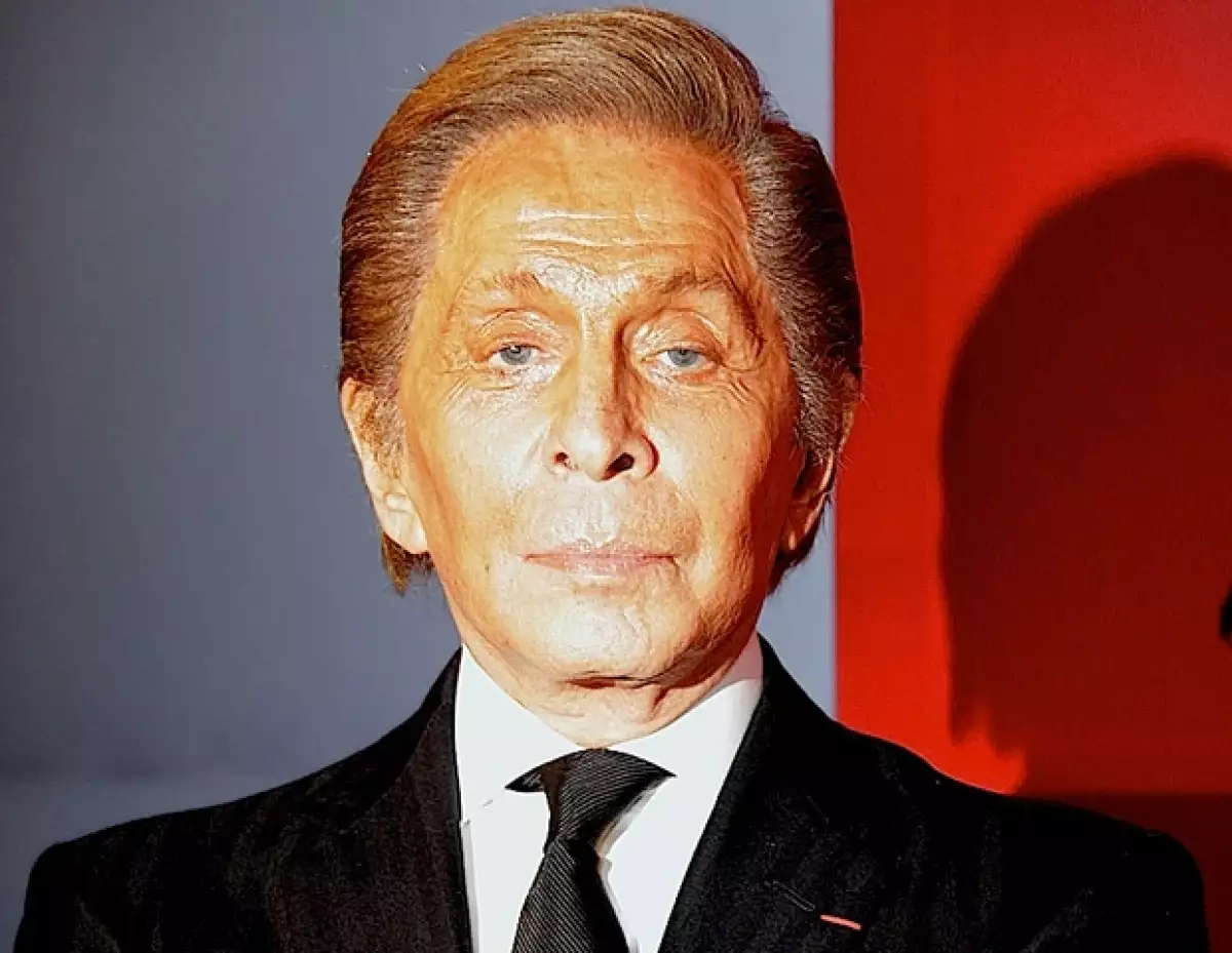 El diseñador es uno de los símbolos del glamour, buen gusto y estilo en el mundo de la moda; varias famosos han usado sus diseños.