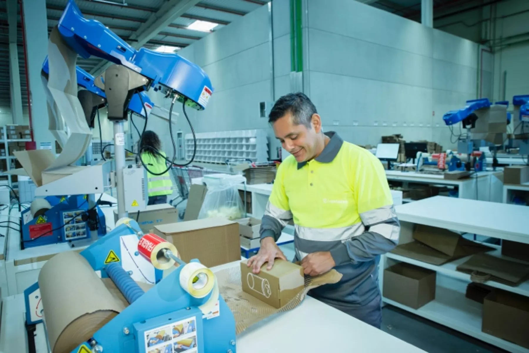 Un trabajador de Logisfashion se encarga de realizar el proceso adecuado de logística.
