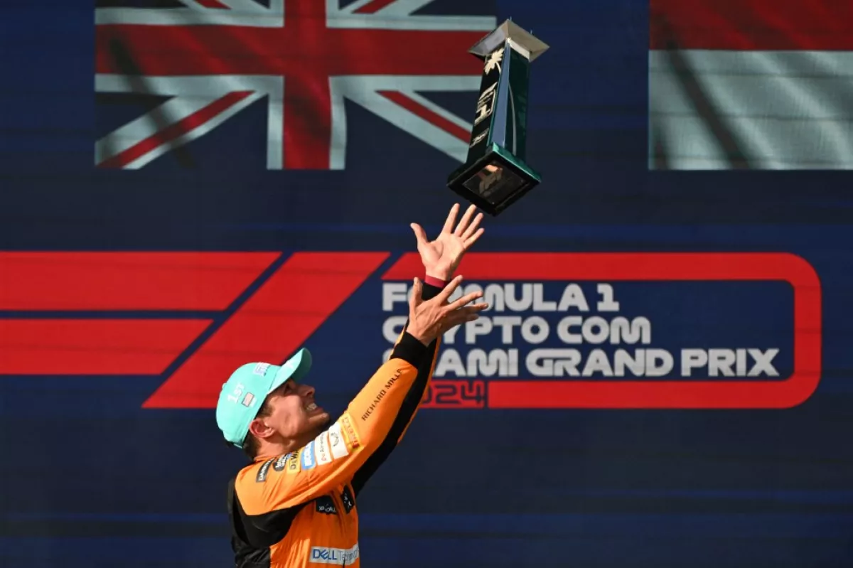 foto de Lando Norris cachando su trofeo del primer puesto de la Formula 1 en el Gran Premio de Miami.