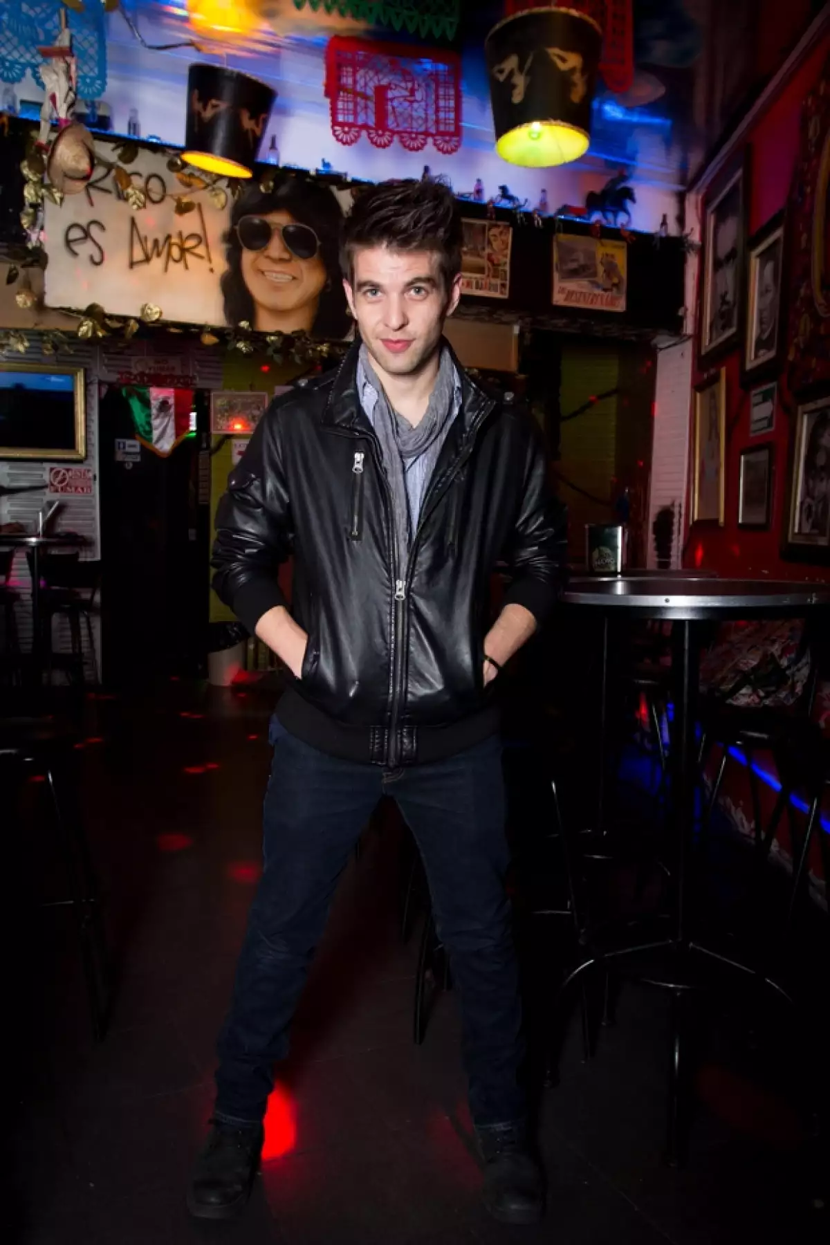 Con su chamarra de cuero, Mario parece todo un rockstar