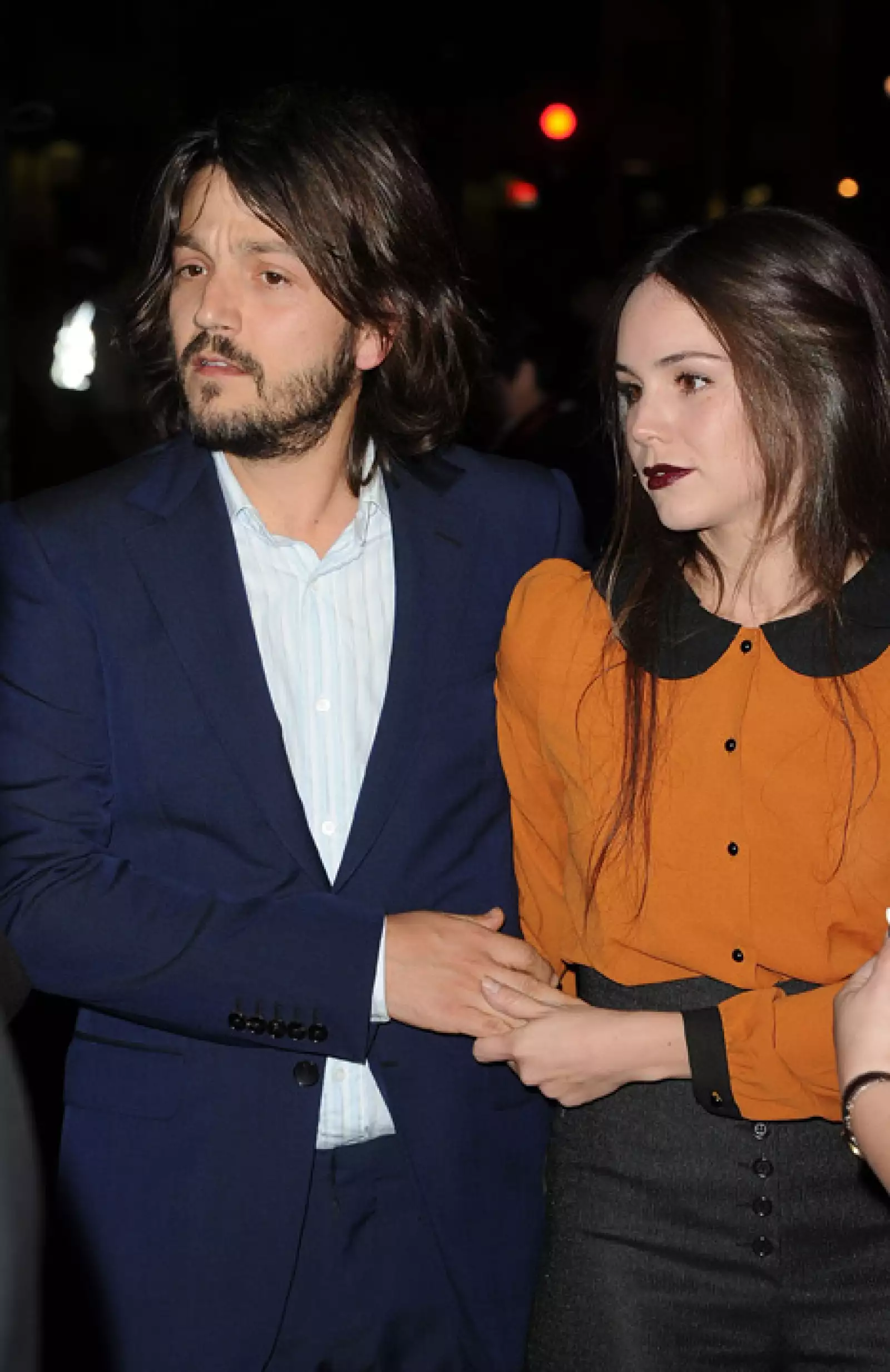 Diego Luna y Camila Sodi desfilaron por la alfombra roja colocada a las afueras del Teatro Chino.