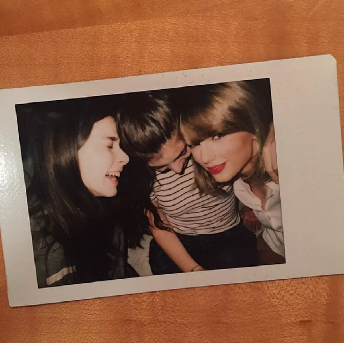 Lorde publicó esta foto junto a su amiga Taylor y una de las integrantes de Haim.
