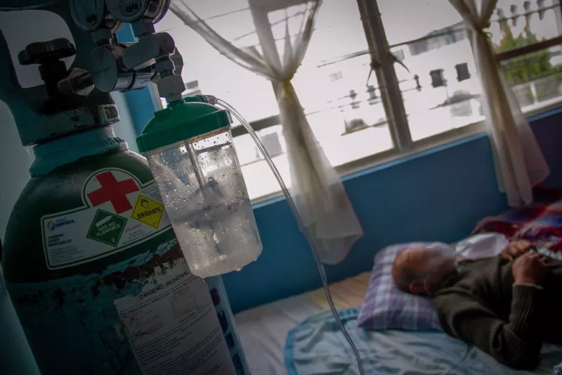 Una de cada 10 personas que muere por COVID-19 en la capital del país fallece en su casa o camino a un hospital. 