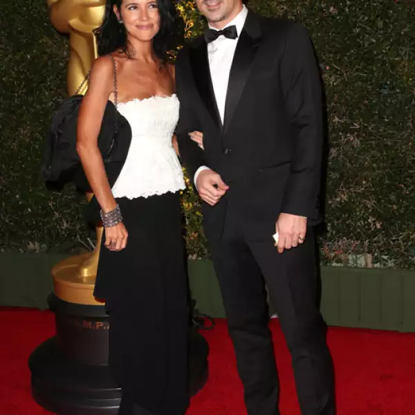 Claudine Farrell es la hermana de Colin, y sin duda, comparte la belleza del actor, sólo creemos que le falló el sentido de la moda.
