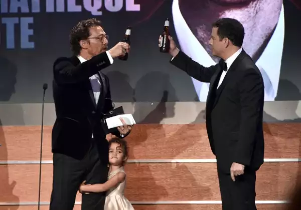 La pequeña hija del actor estuvo con él para recibir el reconocimiento.